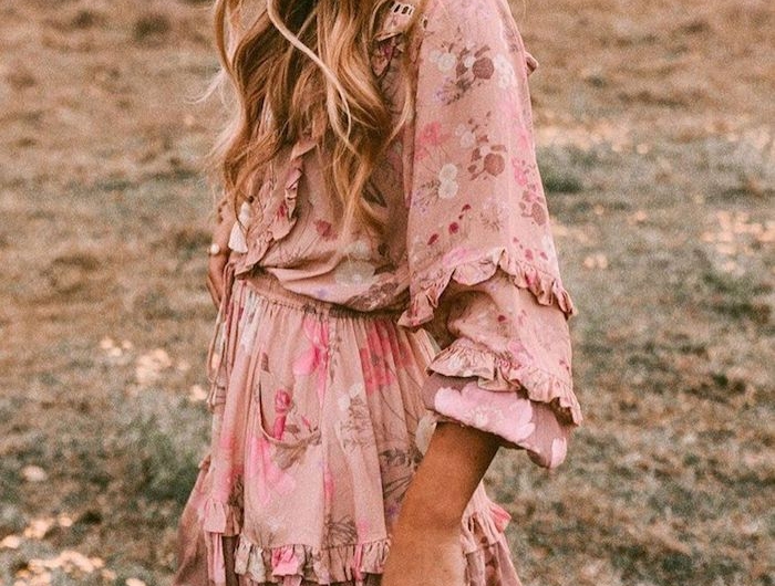 champs filtre vintahe femme en boheme chic robe courte a manche longue couleur rose fleurie imprime robe fleurie longue style vacances d ete tenue pour voyager boheme chic