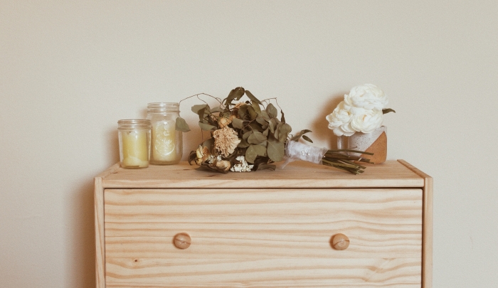 choix meuble chambre à coucher style campagne décor minimaliste matériaux naturels commode bois fleurs séchées