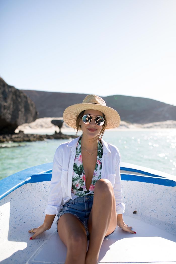 chouette photo d ete yacht dans la mer robe femme ete idée robe de plage boheme chic style vetements chemise blanche maillot de bain jean court