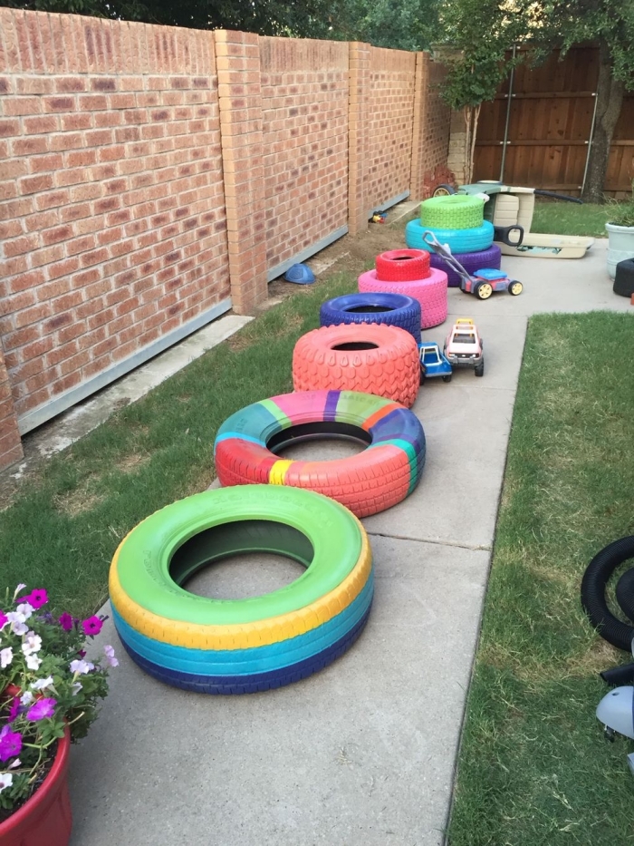 déco jardin recup originale, exemple comment aménager un lieu de jeux pour les enfants dans la cour arrière avec pneus recyclés