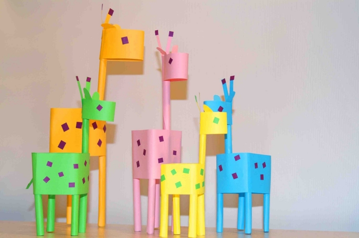 activité manuelle enfant facile et rapide, modèles de formes de girafes fait main avec papier coloré, idée création en papier pour enfant