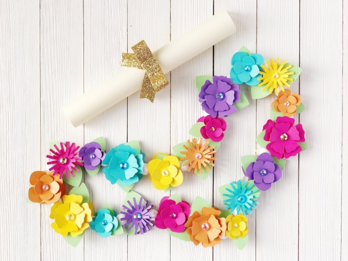 activité enfant 3 ans, idée de cadeau facile pour la fête des mères, bricolage avec papier pour tout petit, diy bracelet avec fleurs en papier