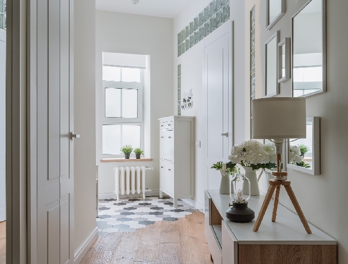 comment peindre un couloir aux multiples portes de style minimaliste design intérieur meubles bois et blanc bouquet de fleurs blanches mur de cadres