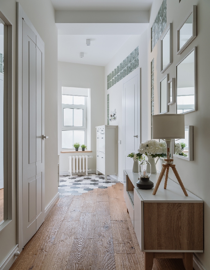 comment peindre un couloir aux multiples portes de style minimaliste design intérieur meubles bois et blanc bouquet de fleurs blanches mur de cadres