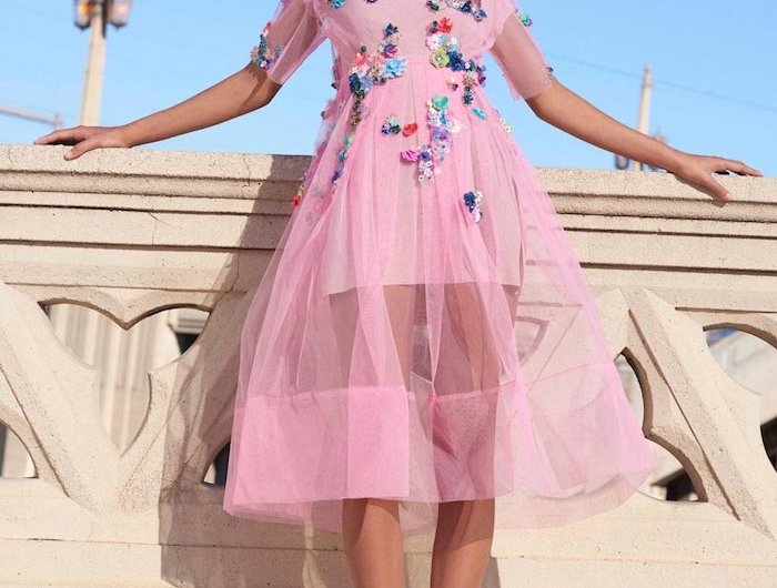 comment s habiller bien robe mi longue robe longue fleur idée pour la femme stylée qui aime le style décontracté chic robe dentelle rose a fleurs