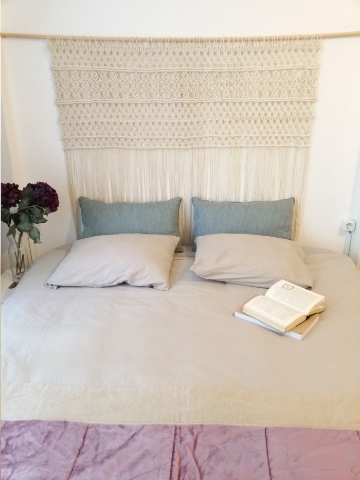 coussins décoratifs tete de lit a faire soi meme bouquet de fleurs vase verre livres décoration petite chambre à coucher corde macramé cotton beige