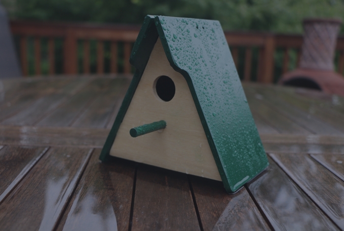 comment faire une maison pour oiseaux facile avec peu de matériel, diy maison oiseau fabriquée avec planches de bois en forme de triangle