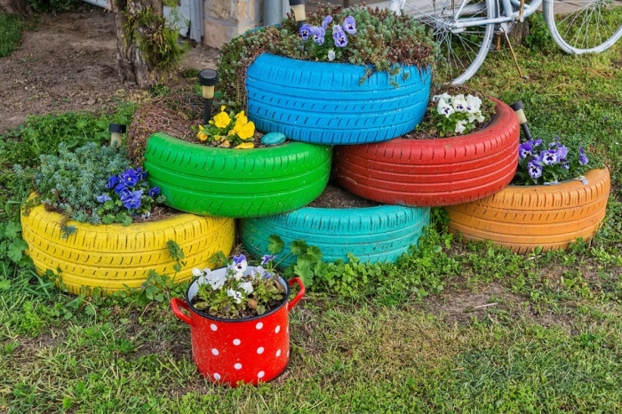 décoration jardin extérieur originale, idée comment faire des jardinières du sol avec des vieux pneus et peinture acrylique