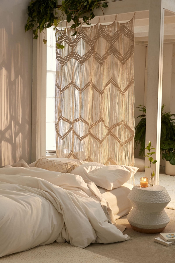 deco tete de lit diy rideaux en noeud macramé chambre boho minimaliste lit sol couverture linge de lit blanc table café ronde blanche