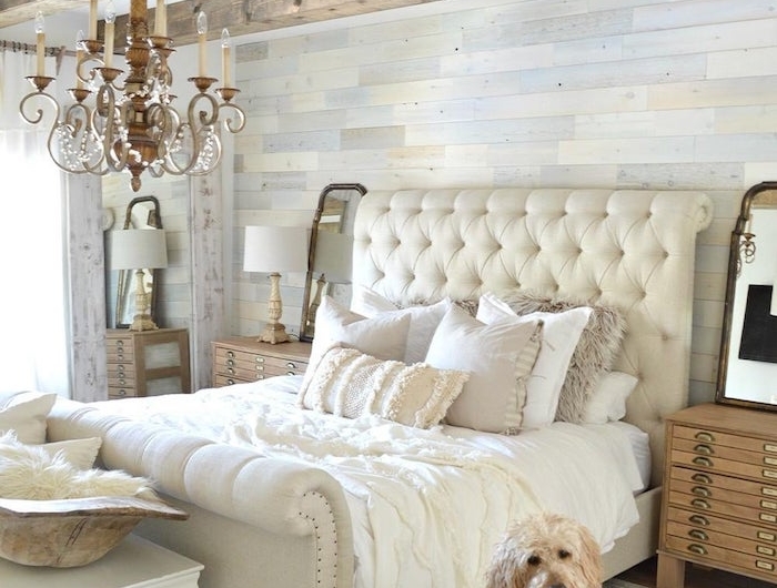 design d interieur lustre barroque chien adorable lit blanc lumineuse chambre couleurs claires blanc mur bois