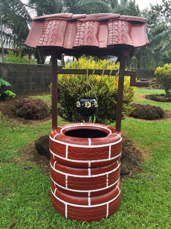 idée de récupération vieux pneus facile, modèle de puits de jardin décoratif réalisé avec pneus recyclés et repeints façon briques