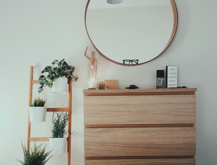 design intérieur aménagement chambre à coucher minimaliste style moderne meuble bois commode miroir rond bois