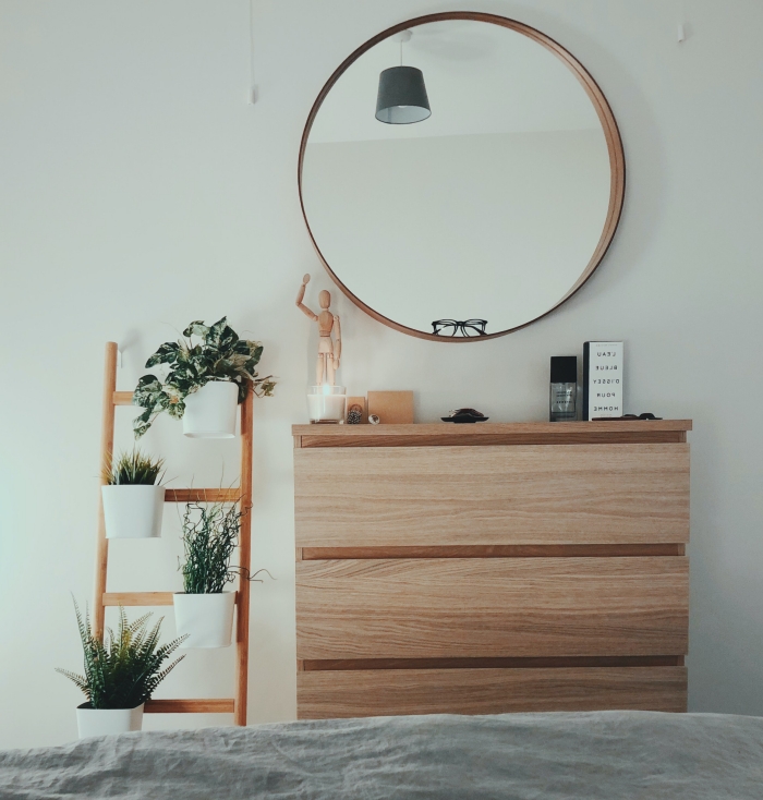 design intérieur aménagement chambre à coucher minimaliste style moderne meuble bois commode miroir rond bois