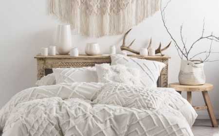 design intérieur décoration chambre à coucher style boho scandinave suspension en noeud macramé franges tête de lit en bois avec rangement