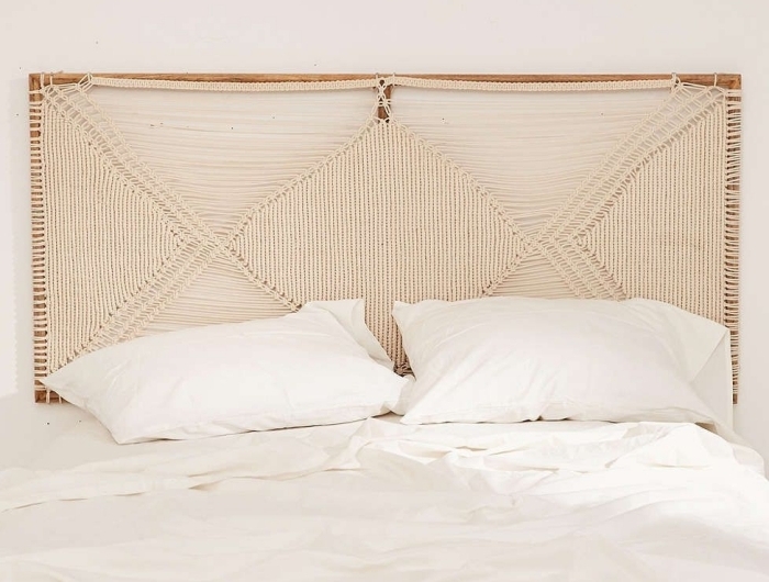design minimaliste déco petite chambre à coucher en blanc et beige tete de lit diy noeud macramé cadre bois oreilles linge de lit