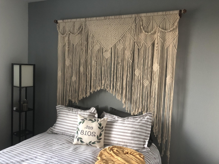 design petite chambre bohème avec têtе de lit en macramé franges corde beige étagère métal peinture murale couleur grise coussin décoratif