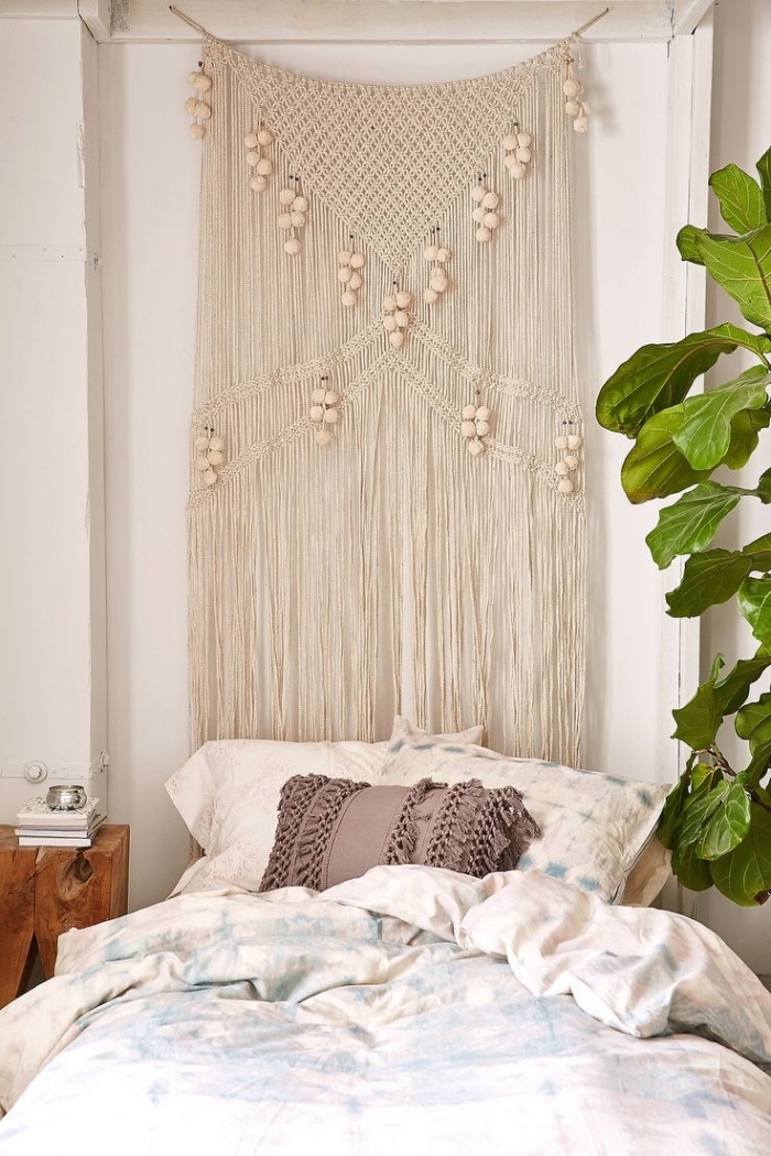 design petite chambre à coucher de style bohème chic suspension noeud macramé en corde beige avec perles de bois franges coussin glands