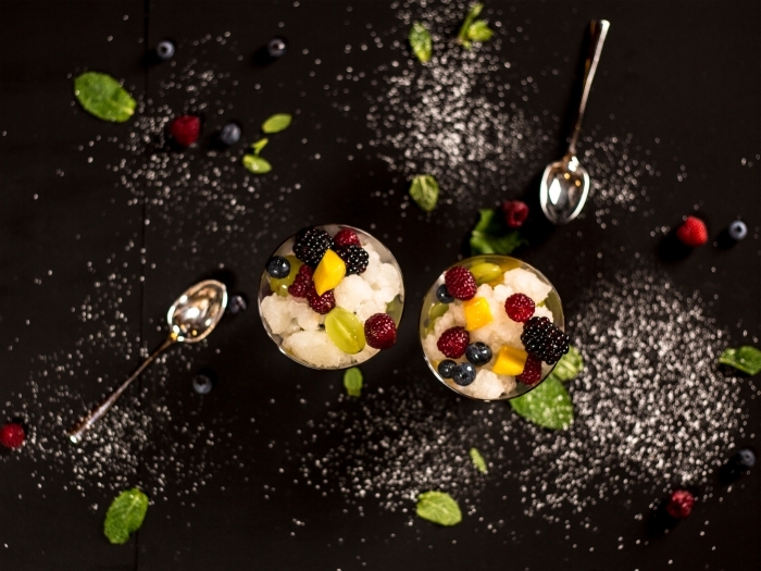 dessert facile a faire crème fromage fruits fraîches dessert dans bol verre mûres framboises tranches de mangue cuillère dessert feulles de menthe