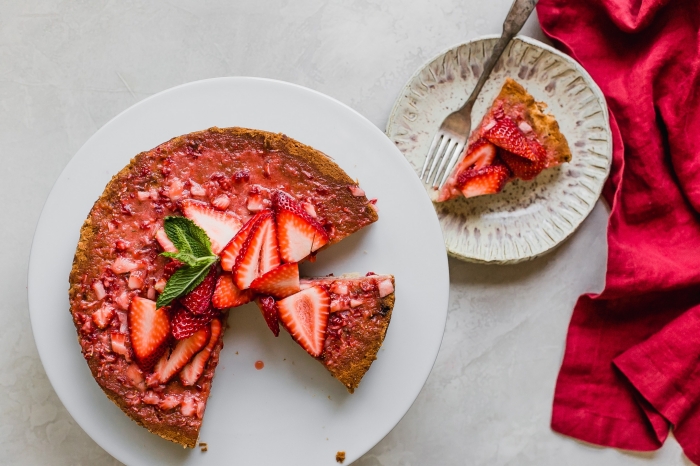 dessert facile pour recevoir gâteau simple biscuits beurre crème fruits fraises tranches miel feuilles de menthe fraîche