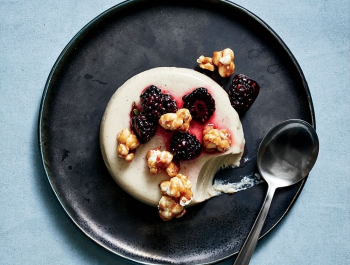 dessert frais et leger panna cotta lait crème à fouetter poudre de gélatine extrait de vanille myrtilles syrop fruit sucre eau
