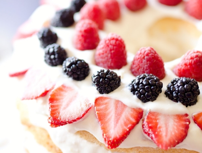 dessert frais et leger recette gâteau facile génoise vanille farine crème yaourt gâteau aux fruits rouges mûres framboises