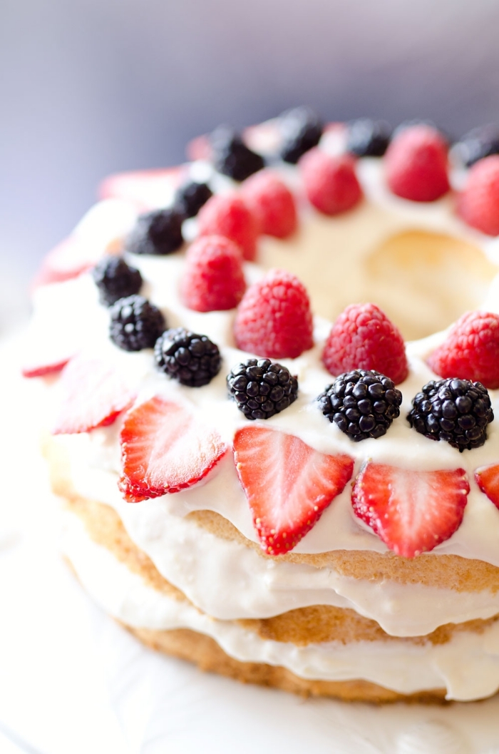 dessert frais et leger recette gâteau facile génoise vanille farine crème yaourt gâteau aux fruits rouges mûres framboises