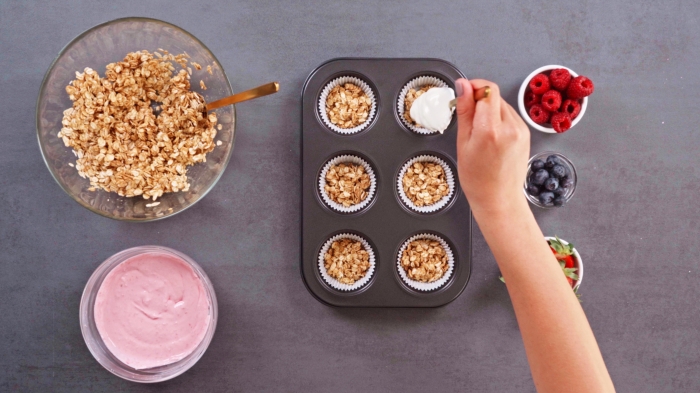 dessert leger et frais fraises framboises myrtilles crème glaçage muffin sain au skyr et fruits fraîches flocons d avoine recette sucrée