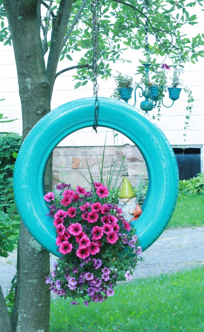 décoration jardin avec pneu, modèle de jardinière facile à faire avec pneu peint en bleu suspendu, bricolage facile avec matériaux recyclés