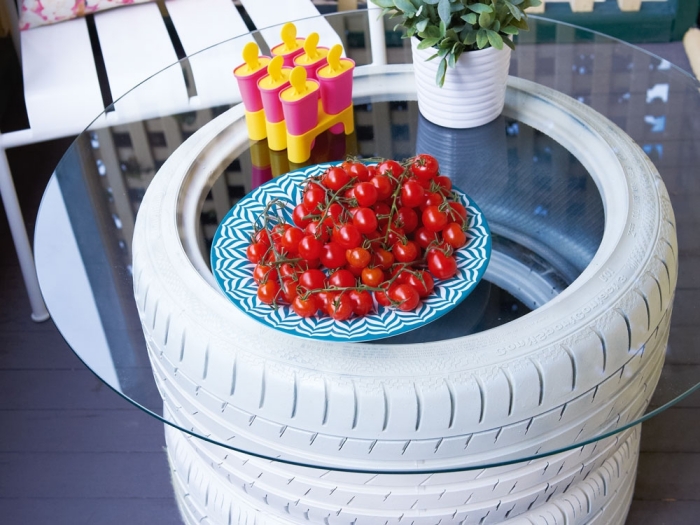 idée déco jardin avec meubles fait maison, modèle de table de jardin fabriquée avec pneus recyclés et verre, déco petit balcon avec table diy