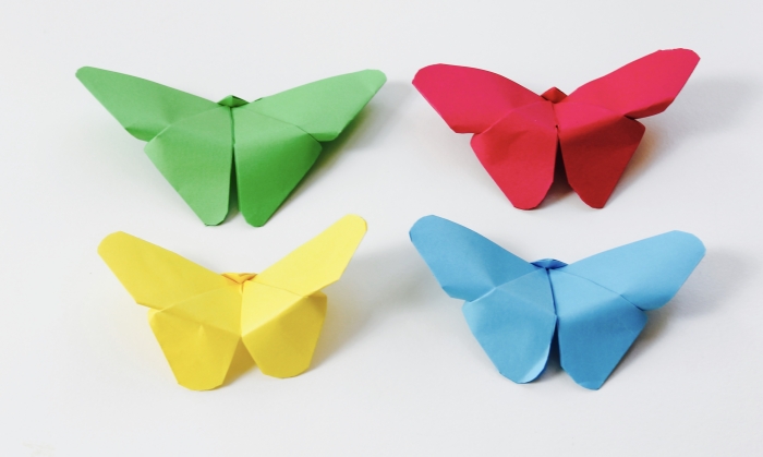 modèles de papillon facile à réaliser avec du papier scrapbooking, idée d'activité manuelle maternelle facile et petit budget