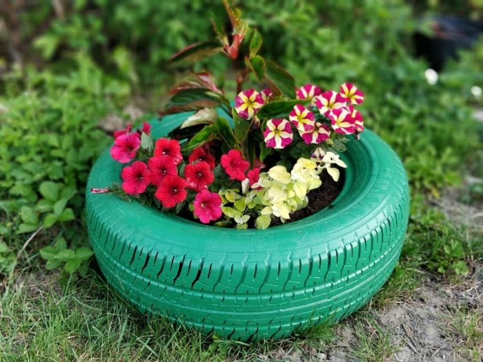idée de recyclage pneu facile et économique, que faire avec des vieux pneus, diy jardinière du sol en pneu repeint en vert