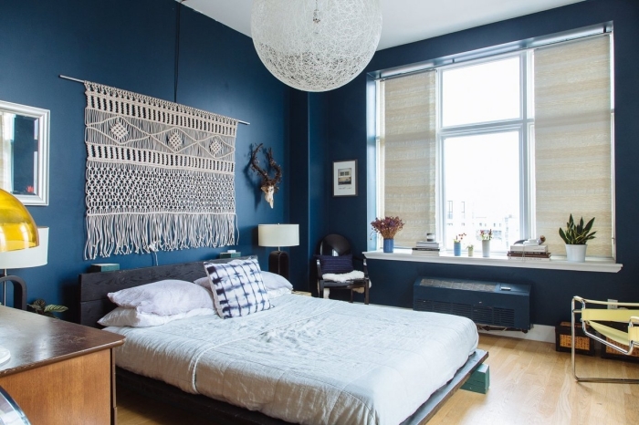 diy tete de lit peinture murale bleu foncé cadre de lit gris anthracite coussin décoratif lampe de chevet miroir cadre blanc