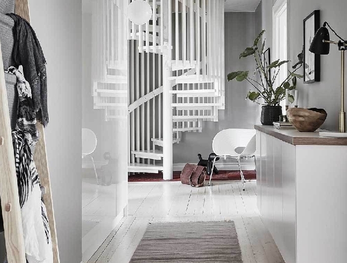 déco couloir étroite escalier moderne tapis gris à franges échelle bois rangement meuble blanc lampe bureau or et noir plante verte