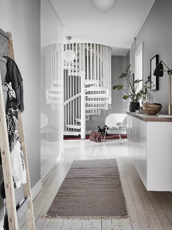 déco couloir étroite escalier moderne tapis gris à franges échelle bois rangement meuble blanc lampe bureau or et noir plante verte
