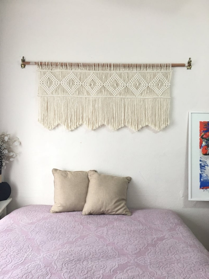 déco petite chambre avec lit cocooning coussin beige têtе de lit en macramé suspension diy noeud corde cotton franges bâton bois