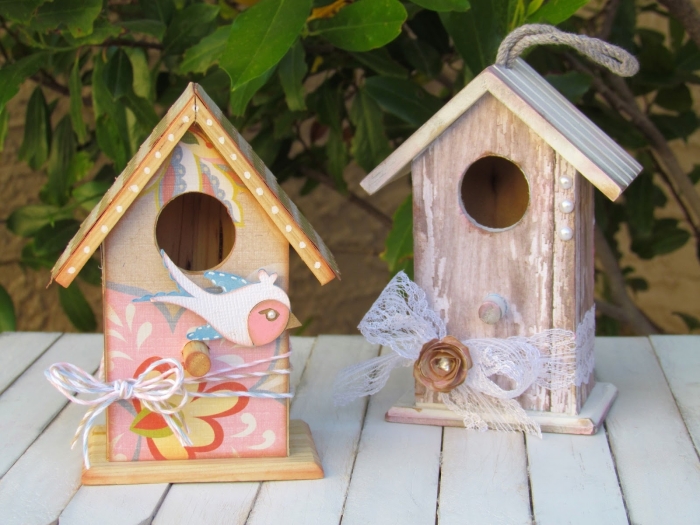idée comment personnaliser les mini mangeoire pour oiseaux en bois avec peinture et ornements sous forme de dentelle et figurines en bois