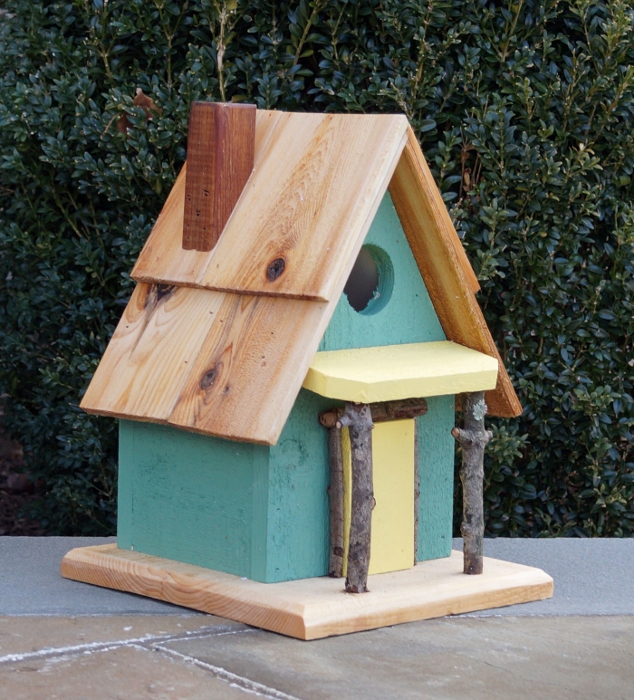 fabriquer un nichoir pour mésange charbonnière facile et économique, modèle de petite maison pour oiseau en bleu et jaune