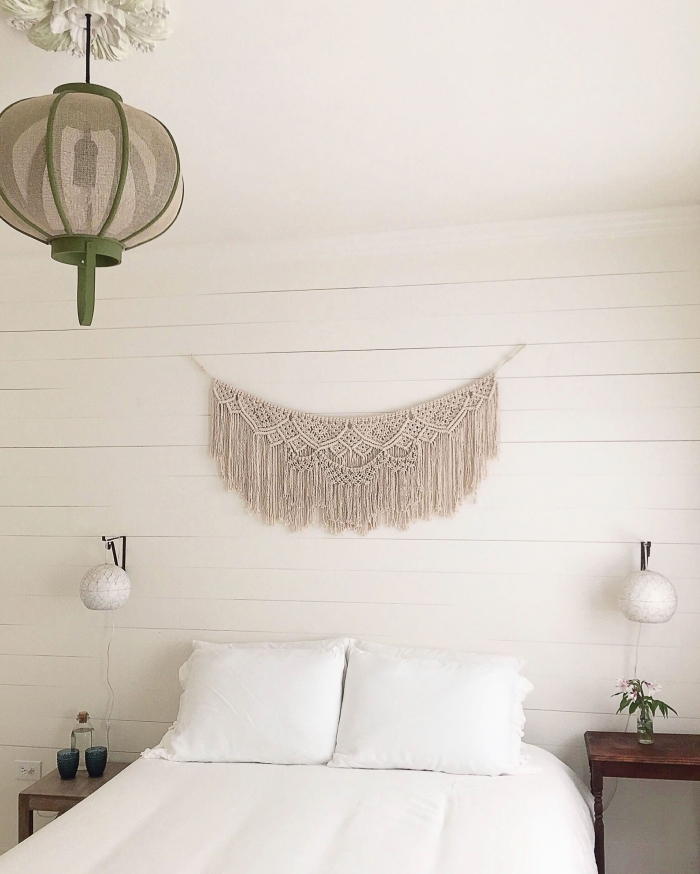 décoration chambre à coucher blanche meubles bois foncé meuble de chevet deco tete de lit diy guirlande macramé noeuds corde