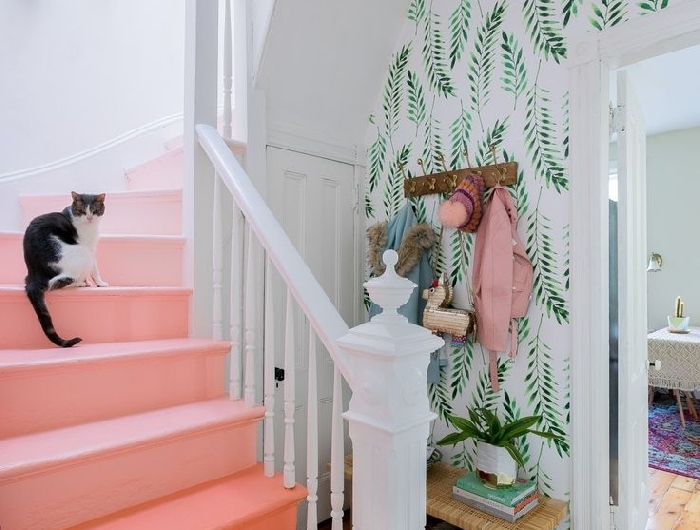 décoration escalier moderne rose et blanc suspension plante macramé aménagement entrée maison papier peint blanc motifs feuilles vertes
