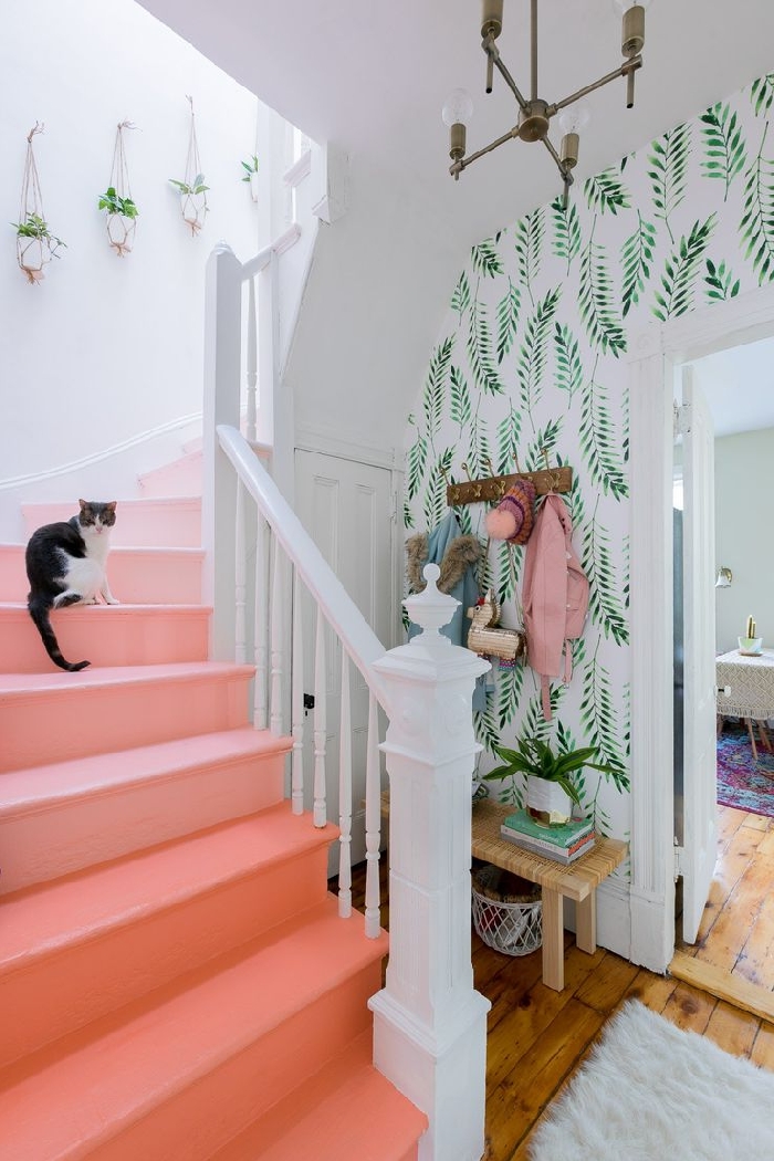 décoration escalier moderne rose et blanc suspension plante macramé aménagement entrée maison papier peint blanc motifs feuilles vertes