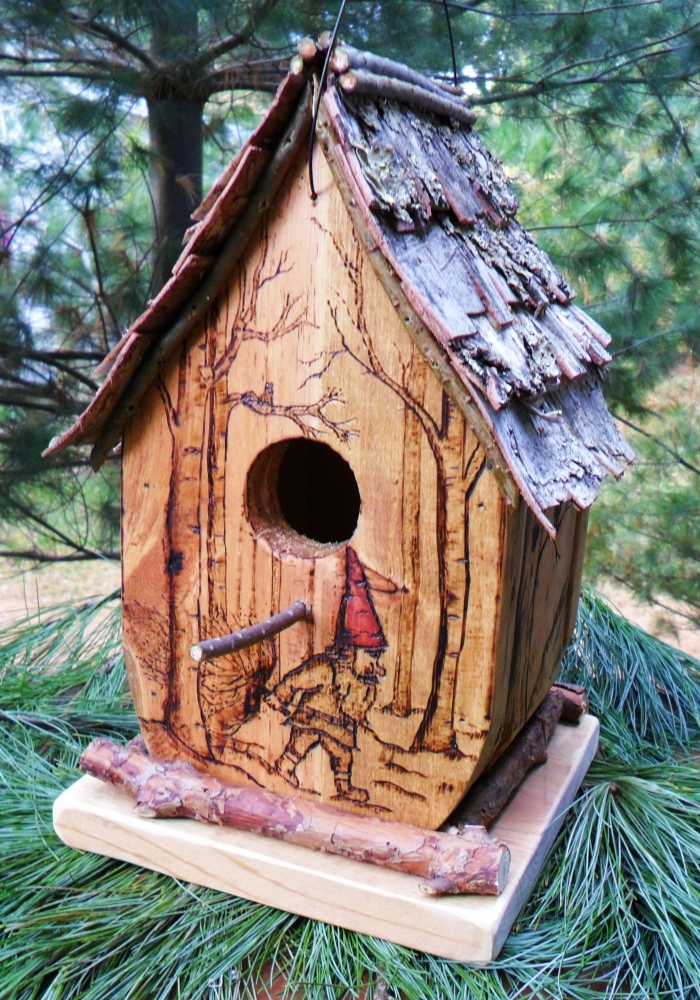 exemple de cabane pour oiseaux féerique avec gravure originale, diy petite maison pour oiseaux fabriquée avec matériaux récup