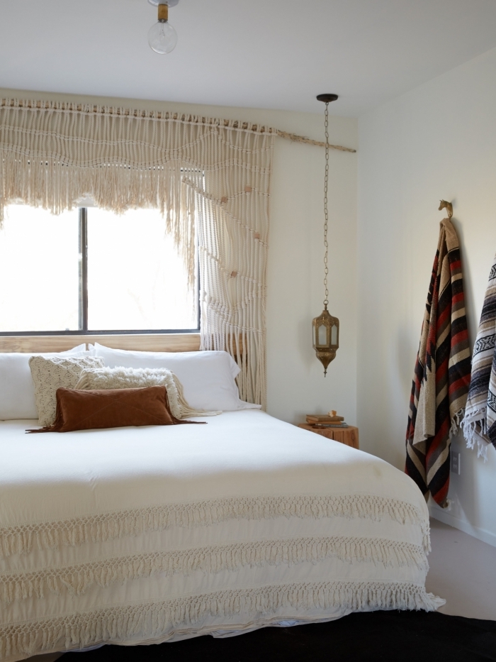décoration intérieure style boho moderne couverture de lit blanche à franges rideaux tête de lit en corde macramé meuble de chevet bois