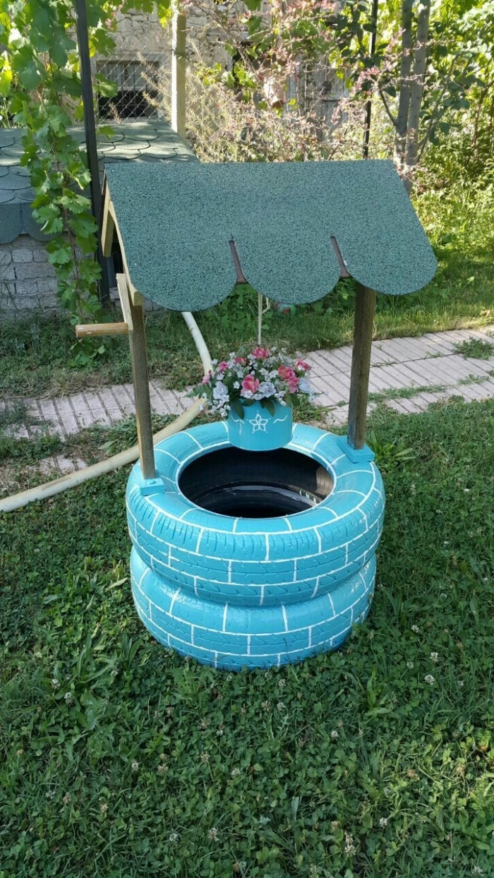 exemple comment construire un puits de jardin décoratif avec objet recyclé, modèle de puits artificiel avec pneus recyclés