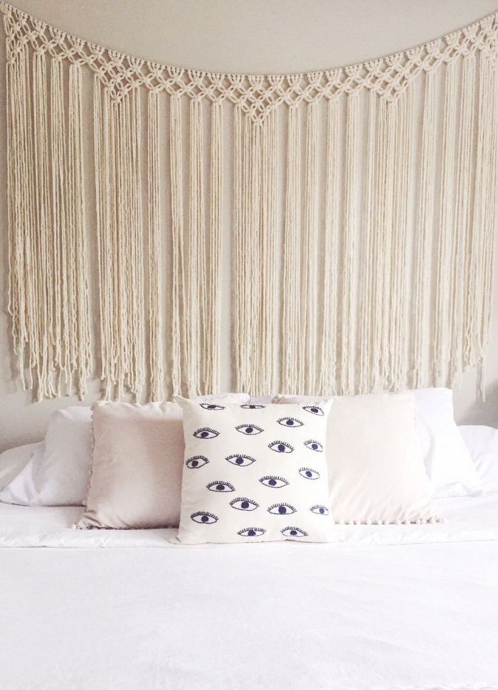 décoration murale chambre à coucher ado coussin blanc motifs yeux tete de lit diy en corde macramé cotton beige franges noeud