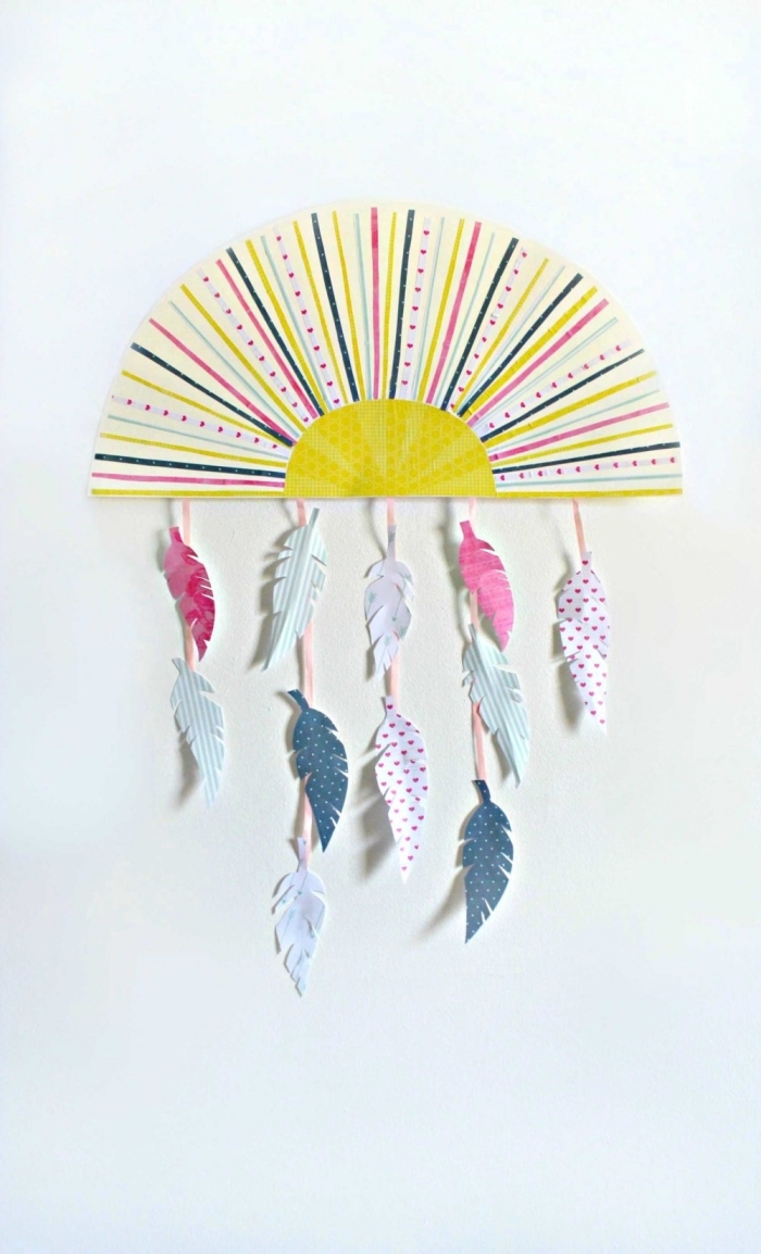 activité manuelle facile et rapide, fabriquer une suspension murale de style boho avec papier en forme de soleil et plumes en papier