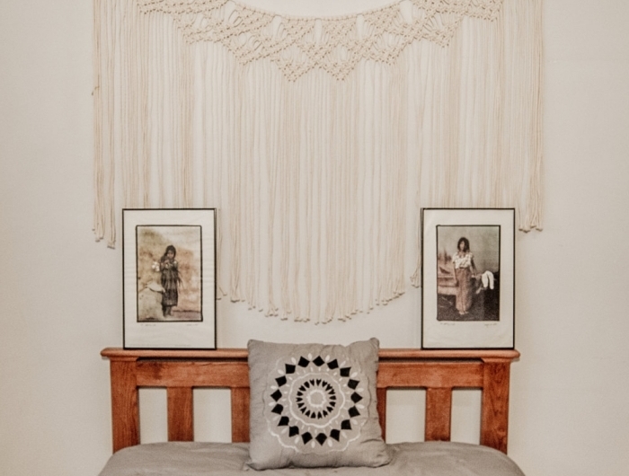 décoration petite chambre style bohème moderne tête de lit en palette diy macramé mural avec franges art cadres photos coussin mandala