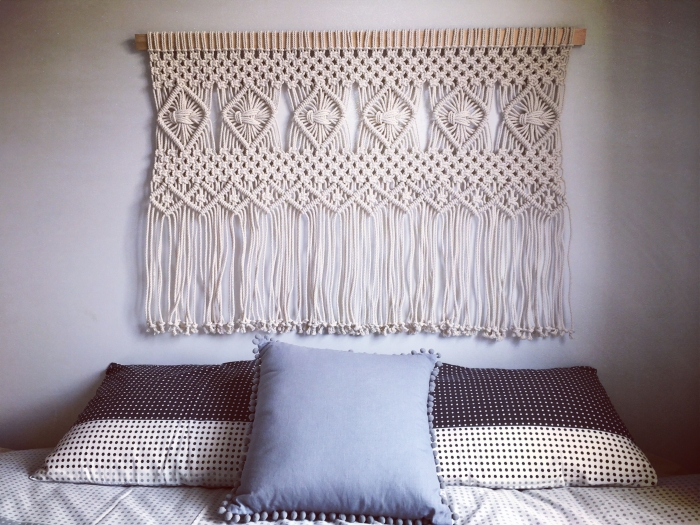 décoration petite chambre à coucher idee tete de lit facile à faire avec corde cotton beige technique noeud macramé coussin décoratif
