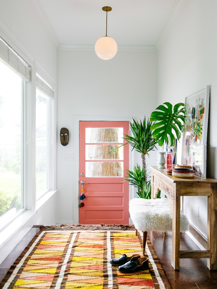 décoration style éclectique tapis orange et jaune motifs triangulaires quelle couleur pour les portes avec des murs blancs palmier