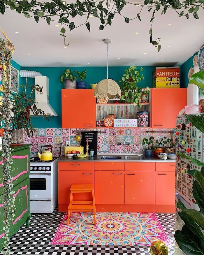 Plante verte, cuisine coloré style hippie, repeindre sa cuisine, maison quelle couleur pour une cuisine inspiration