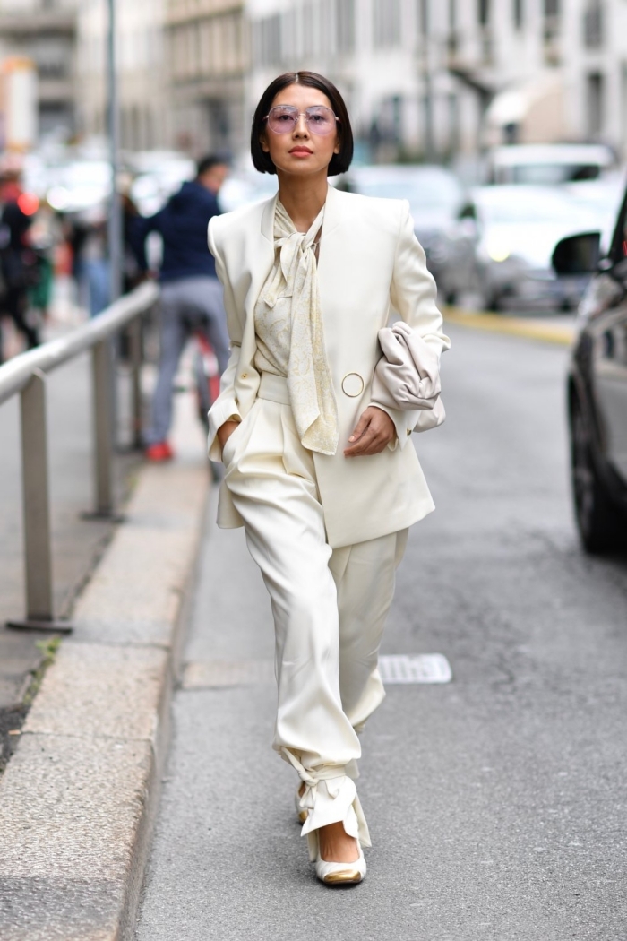 exemple de tailleur pantalon femme pour une tenue femme stylée, idée de tenue vestimentaire au travail avec costume blanc